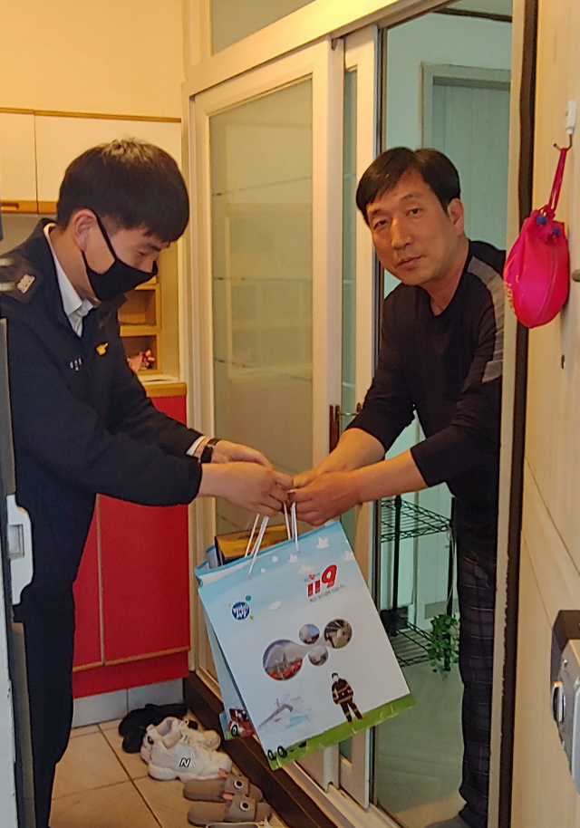 경북 구미소방서는 화재를 초기에 진압해 대형화재를 막은 박종원(오른쪽) 씨에게 소화기와 선물을 22일 전달했다. 구미소방서 제공