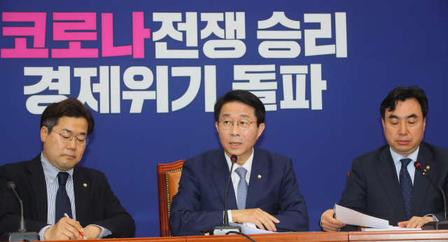 더불어민주당 조정식 정책위의장이 22일 국회에서 추경 긴급재난지원금 지급과 관련해 브리핑하고 있다. 왼쪽부터 박찬대 원내대변인, 조정식, 윤관석 정책위수석부의장. 연합뉴스
