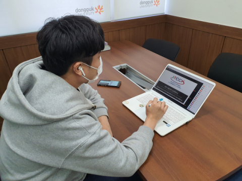 지난 21일 슈퍼 직무 콘서트에 참여한 한 학생이 졸업생들의 특강을 듣고 있다. 동국대 경주캠퍼스 제공