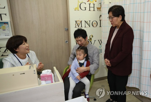 정은경 질병관리본부장이 인플루엔자(독감) 백신 무료 예방접종이 본격 시작된 2018년 10월 2일 서울 중구 제일의료재단 제일병원을 방문, 국가예방접종 실태를 점검하고 있다. 연합뉴스