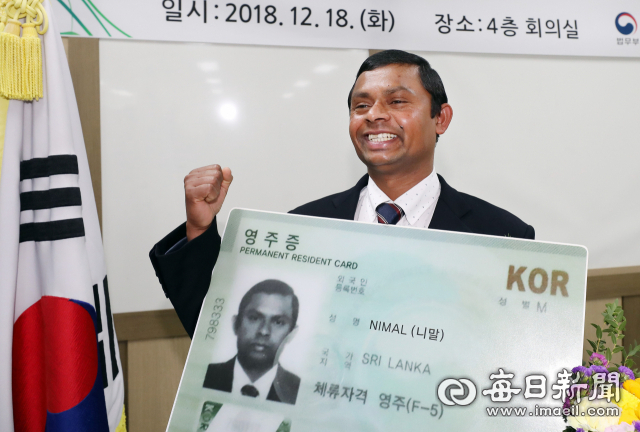 화재 현장에 맨몸으로 뛰어들어 집 안에 갇혀 있던 90대 할머니를 구한