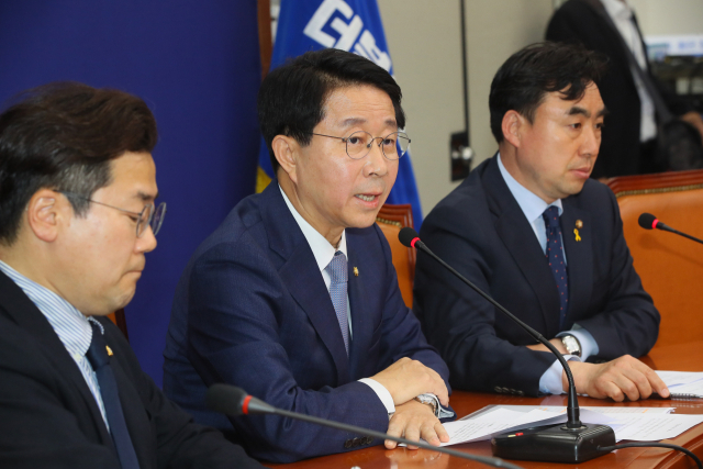 더불어민주당 조정식 정책위의장이 22일 국회에서 추경 긴급재난지원금 지급과 관련해 브리핑하고 있다. 왼쪽부터 박찬대 원내대변인, 조정식, 윤관석 정책위수석부의장. 연합뉴스