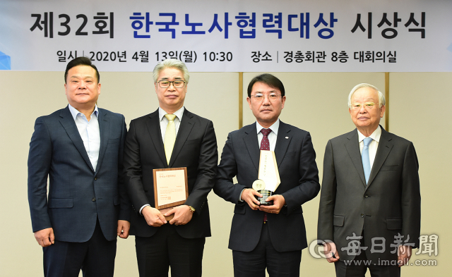 한전KPS 류종남 상생협력처장(사진 오른쪽 두 번째)과 한전KPS노동조합 이상욱 사무처장(사진 왼쪽 두 번째)이 한국노사협력대상 수상 후 기념촬영을 하고 있다. 한전KPS 제공