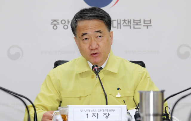 박능후 중앙재난안전대책본부 1차장(보건복지부 장관)이 23일 오전 세종시 정부세종청사에서 열린 신종 코로나바이러스 감염증(코로나19) 대응 중앙재난안전대책본부 회의를 주재하며 발언하고 있다. 정세균 국무총리가 매일 주재하던 중대본 회의는 이날부터 주 2회 박 장관이 주재한다. 연합뉴스