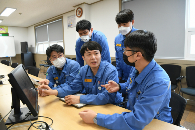 포스코 김근학 사원(가운데)이 사내 동료들과 스틸챌린지 대회를 준비하고있다. 포스코 제공