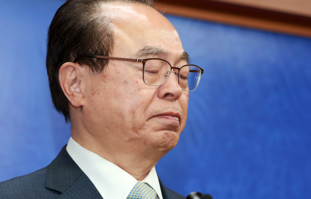 오거돈 부산시장이 23일 오전 부산시청에서 기자회견을 열어 시장직 사퇴 의사를 밝힌 뒤 눈을 감고 있다. 오 시장은 