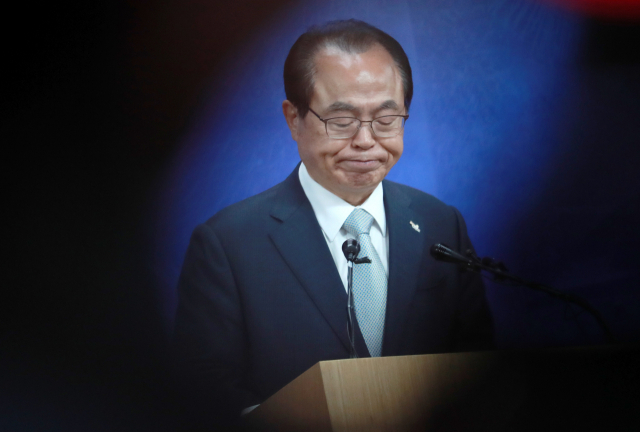 오거돈 부산시장이 23일 오전 부산시청에서 기자회견을 열어 시장직 사퇴 의사를 밝힌 뒤 자리를 뜨고 있다. 오 시장은 
