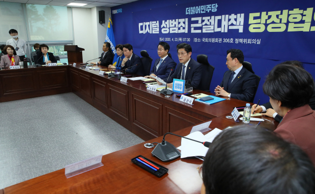 노형욱 국무조정실장(오른쪽 두번째)이 23일 국회 의원회관에서 