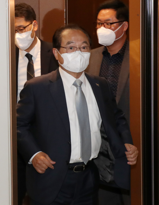 오거돈 부산시장이 23일 오전 부산시청에서 기자회견을 열어 시장직 사퇴 의사를 밝히기 위해 입장하고 있다. 오 시장은 