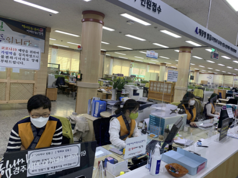 경주시청 민원실 직원들이 신라복을 모티브로 제작한 조끼를 입고 민원인을 맞이하고 있다. 경주시 제공