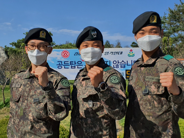 육군 50사단 안동연대 장병들(왼쪽부터이승현 일병, 박정욱 대위, 이찬영 병장)이 지난 17일(금), 중앙고속도로 금호JC 분기점에서 전도된 차량의 탑승자들이 빠져나오는데 도움을 준 사실이 알려져 감동을 전하고 있다. 육군 제50보병사단 제공