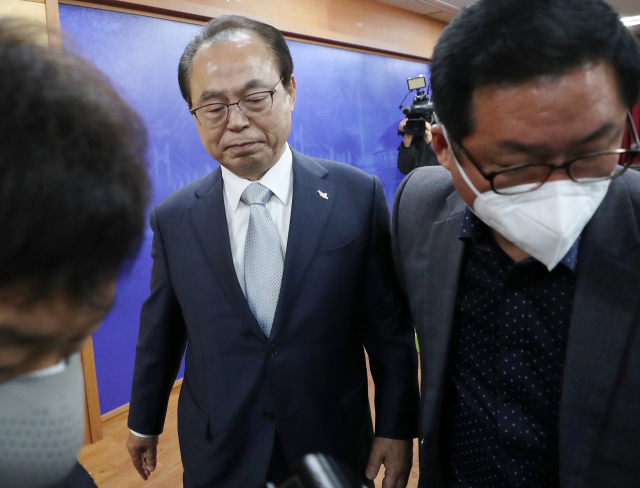 오거돈 부산시장이 23일 오전 부산시청에서 기자회견을 열어 시장직 사퇴 의사를 밝히고 자리를 뜨고 있다. 오 시장은 