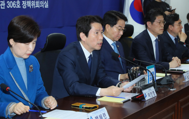 더불어민주당 이인영 원내대표(왼쪽 두번째)가 23일 국회 의원회관에서 