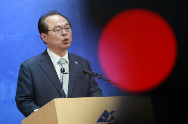 오거돈 부산시장이 23일 오전 부산시청에서 기자회견을 열어 시장직 사퇴 의사를 밝힌 뒤 자리를 뜨고 있다. 오 시장은 