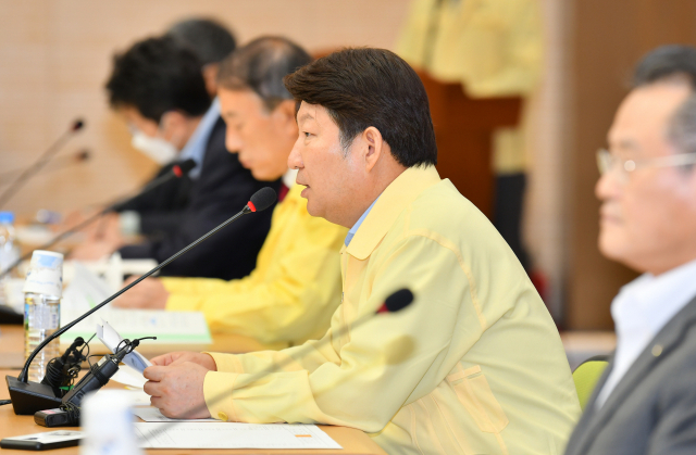 23일 대구시청 별관 대강당에서 열린 코로나19 비상경제대책회의에서 권영진 대구시장이 발언하고 있다. 대구시 제공