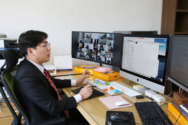 계명문화대 경찰행정과 정상원 교수가 웹엑스를 활용해 온라인 수업을 하고 있다. 계명문화대 제공