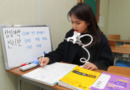 23일 대구 달서구 삼일야간학교에서 라다형(28) 고등검정고시반 교사가 스마트폰을 활용해 온라인 수업을 진행하고 있다. 성일권 기자 sungig@imaeil.com