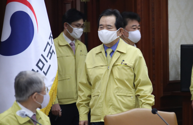 정세균 국무총리가 24일 오전 정부서울청사에서 열린 코로나19 대응 중앙재난안전대책본부 회의에 참석하고 있다. 연합뉴스