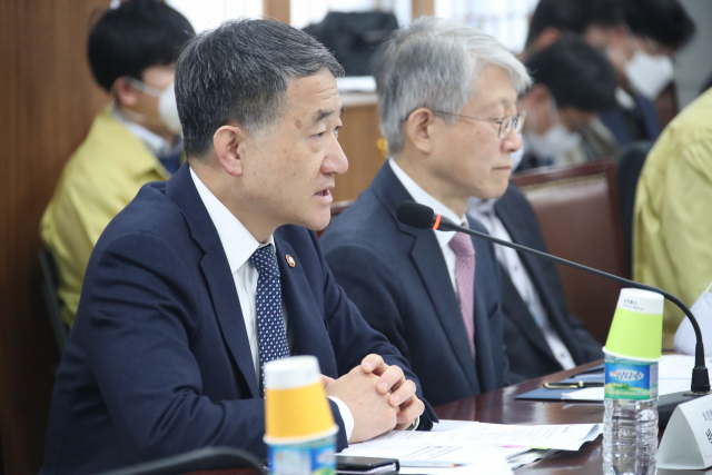 박능후 보건복지부 장관과 최기영 과학기술정보통신부 장관이 24일 정부서울청사에서 열린 코로나19 치료제·백신 개발 범정부 지원단 제1차 회의에 참석해 발언하고 있다. 연합뉴스