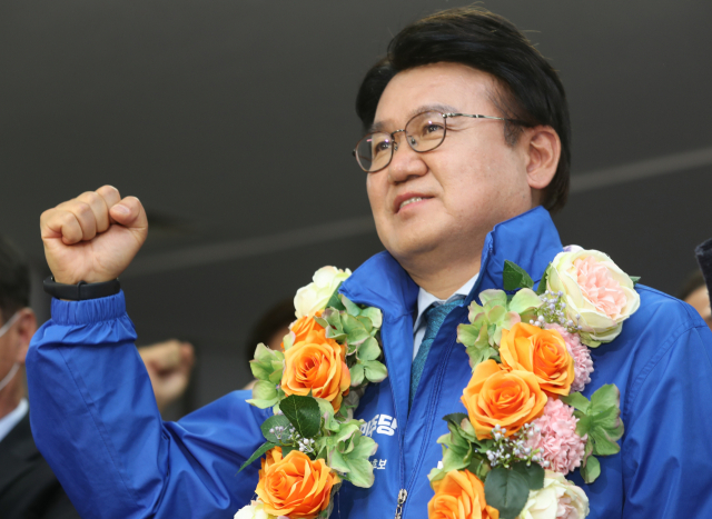16일 오전 대전시 중구 더불어민주당 황운하 후보 사무실에서 황 후보가 당선이 확정되자 꽃다발을 받고 주먹을 불끈 쥐고 있다. 연합뉴스