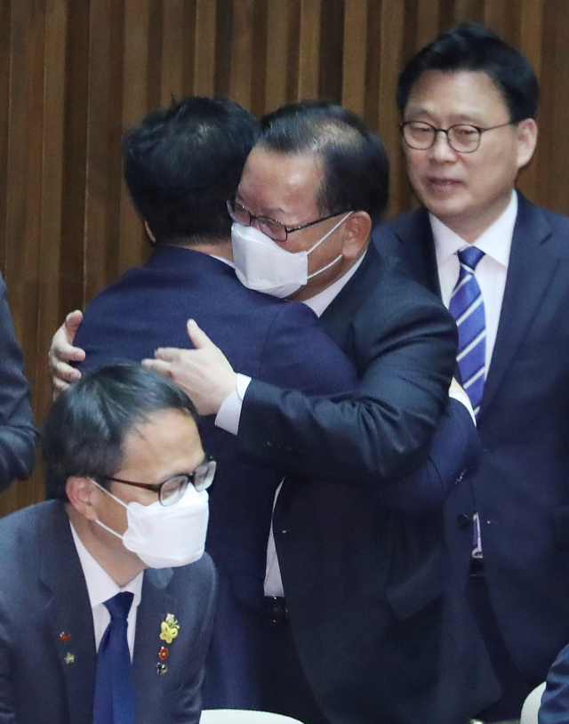 더불어민주당 김부겸 의원이 20일 오후 서울 여의도 국회 본회의에서 동료 의원들과 포옹하고 있다. 연합뉴스
