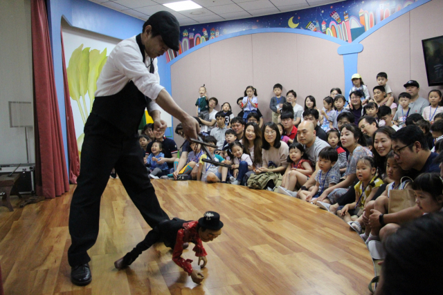 대구유아교육진흥원이 어린이날 행사 대신 기념 꾸러미와 온라인 공연 콘텐츠를 제공한다. 이곳에서 진행한 공연 모습. 대구유아교육진흥원 제공