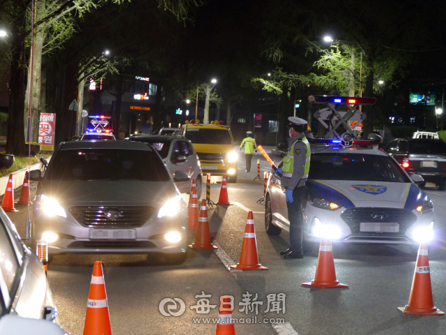 안동경찰서 교통관리계가 지난 23일 안동시 정하동 일대에서 새롭게 도입한 선별 음주단속 방식으로 S자 코스를 만들어 차량이 통행하게 하고 있다. 김영진 기자