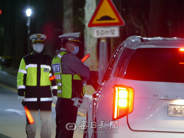 선별 음주단속은 S자 코스를 통과한 차량 중 의심스러운 운전자가 발견되면 경찰이 음주측정기로 단속하는 방법이다. 안동경찰서는 코로나19 감염 예방을 위해 측정기 한 대당 1회만 사용하고 있다. 김영진 기자