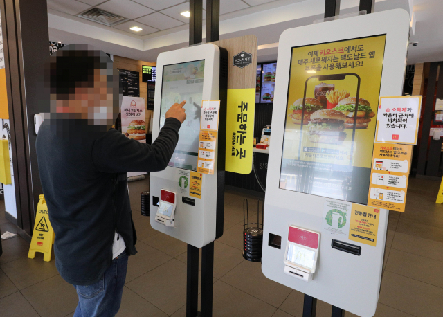 24일 오후 대구 북구의 음식점에서 한 시민이 키오스크를 이용해 음식을 주문하고 있다. 김영진 기자 kyjmaeil@imaeil.com