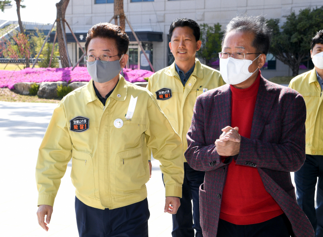 이철우 경북도지사와 홍준표 제21대 국회의원 당선인이 24일 접견을 마친 뒤 경북도청을 나서고 있다. 경북도 제공