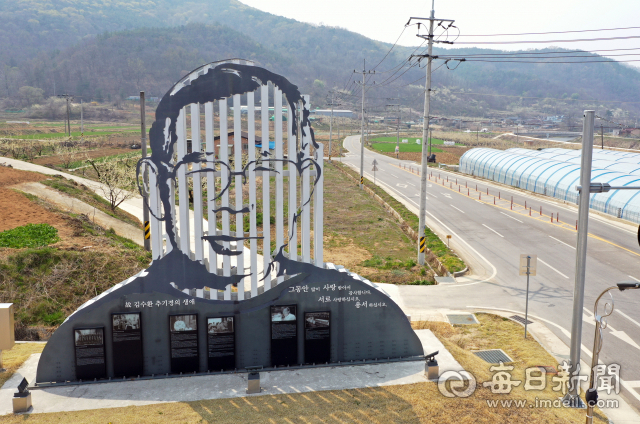 사랑과 나눔공원 입구의 추기경 상징 조형물과 군위 읍내를 오가는 길. 어릴적 추기경은 이 길에서 행상 나간 어머니를 기다리곤 했다. 김태형 선임기자 thk@imaeil.com