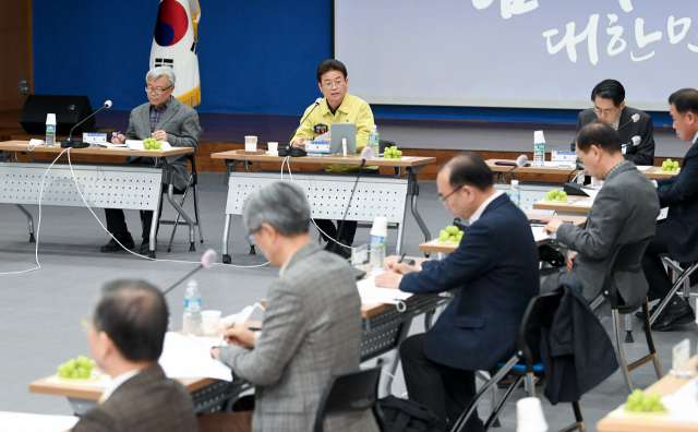 24일 경북도청에서 열린 코로나19 극복 농축수산분야 전문가 초청 토론회에서 이철우 경북도지사가 발언을 이어가고 있다. 경북도 제공