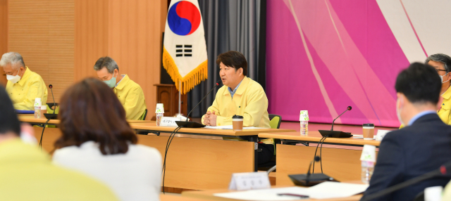 권영진 대구시장이 24일 대구시청 별관에서 열린 국회의원 당선자 간담회에서 인삿말을 하고 있다. 대구시 제공