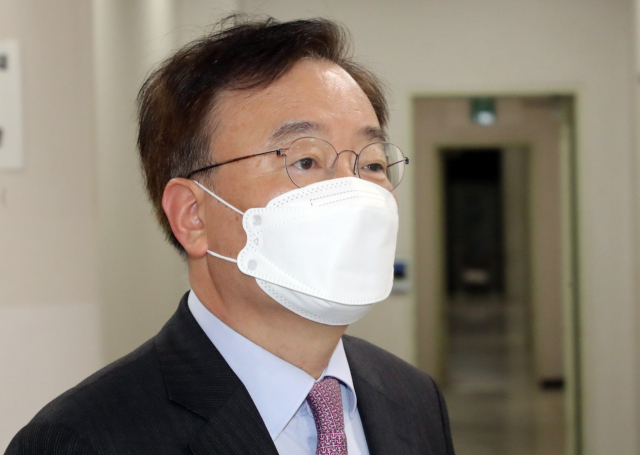 미래통합당 강효상 의원이 24일 한·미 정상 간의 통화 내용을 유출한 혐의에 대한 재판을 받기 위해 서초구 서울중앙지법으로 들어서고 있다. 연합뉴스