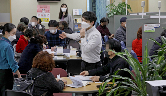 지난 3월 6일 오후 대구 중구 소상공인시장진흥공단 대구남부센터가 코로나19 관련 대출을 받으려는 소상공인들로 붐비고 있다. 진흥공단 관계자는 