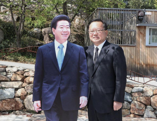 盧대통령 묘역 찾은 김부겸