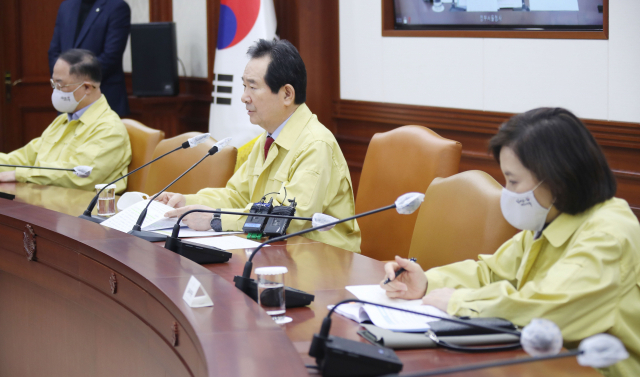정세균 국무총리가 25일 오전 정부서울청사에서 열린 코로나19 대응 중앙재난안전대책본부 회의를 주재하며 발언하고 있다. 연합뉴스