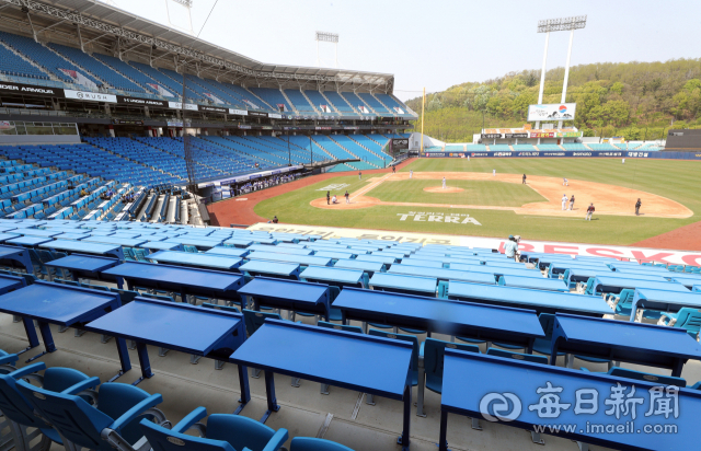 25일 대구 삼성라이온즈파크에서 프로야구 삼성 라이온즈 대 한화 이글스의 연습경기가 관중 없이 열리고 있다. 성일권 기자 sungig@imaeil.com