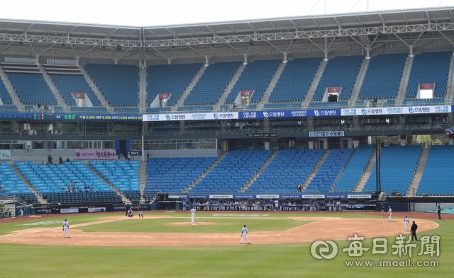 25일 대구 삼성라이온즈파크에서 프로야구 삼성 라이온즈 대 한화 이글스의 연습경기가 관중 없이 열리고 있다. 성일권 기자 sungig@imaeil.com
