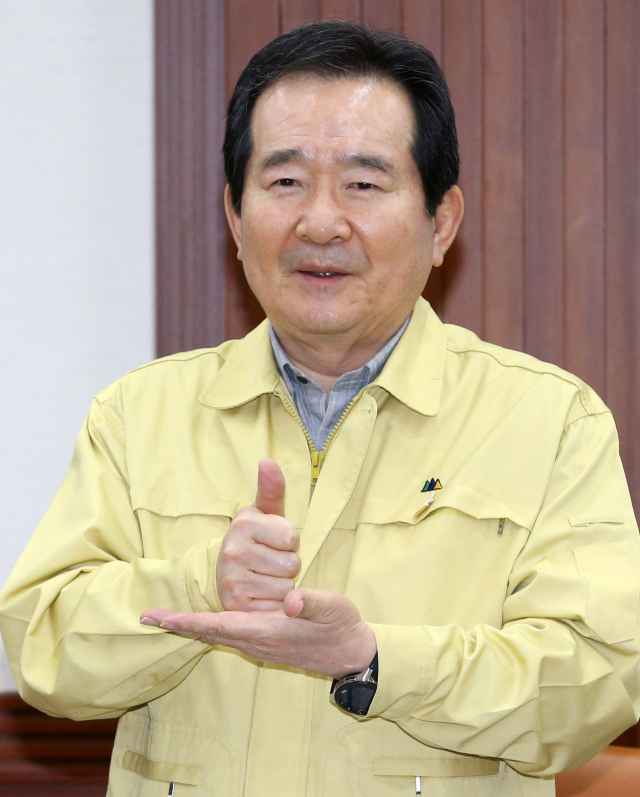 정세균 국무총리가 26일 오후 정부서울청사에서 열린 코로나19 대응 중앙재난안전대책본부 회의에서 모두발언을 마친 뒤 환자 진료와 치료에 힘쓰는 의료진들을 향해 존경과 자부심을 표하는 수화 동작을 하고 있다. 연합뉴스