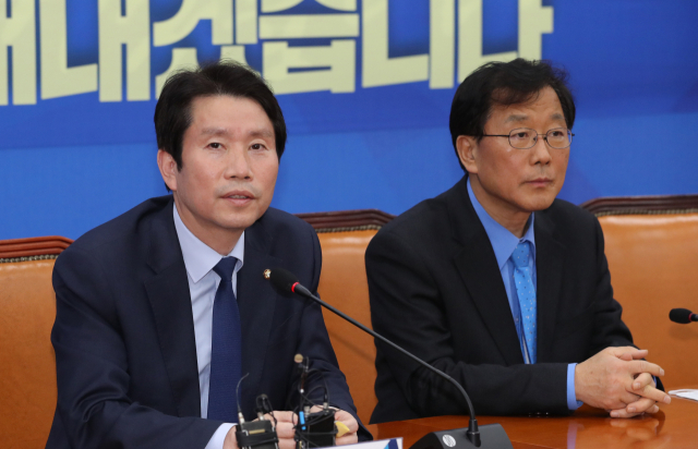 더불어민주당 이인영 원내대표가 26일 오후 서울 여의도 국회에서 기자들과 만나 긴급재난지원금 관련 질문에 답하고 있다. 연합뉴스
