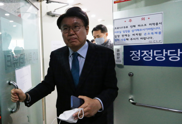 대전 중구 더불어민주당 황운하 당선인 사무실이 24일 압수수색을 받는 가운데 황 당선인이 사무실을 나서고 있다. 검찰은 4·15 총선 민주당 내 경선에 앞서 황 당선인 캠프에서 권리당원 명부 등을 부당하게 사용한 정황이 있는지 등을 확인하기 위해 압수수색 하고 있다. 연합뉴스
