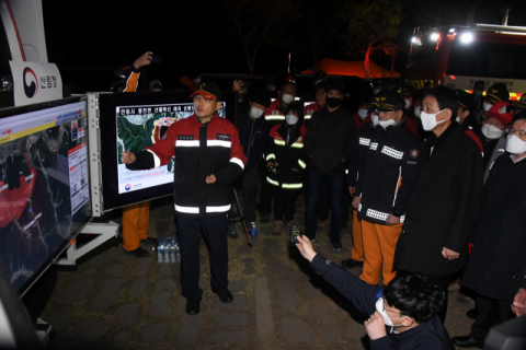 박종호 산림청장이 지난 25일 안동시 산불현장 통합지휘본부에 도착해 진영 행정안전부 장관에게 산불 상황과 진화 전략에 대해 보고하고 있다. 산림청 제공
