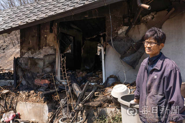 지난 2020년 4월 발생한 안동 산불로 당시 집이 전소된 우용기 씨가 망연자실하고 있다. 매일신문DB