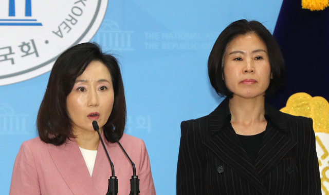 전주혜 미래한국당 당선인(왼쪽)과 김미애 미래통합당 당선인이 26일 오후 미래통합당·미래한국당 제20대 여성 국회의원 및 제21대 여성 당선인을 대표해 서울 여의도 국회 소통관에서 더불어민주당 성추문 규탄 기자회견을 하고 있다. 연합뉴스