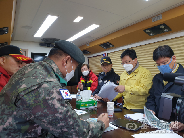 김형동 제21대 총선 당선인은 26일 안동 산불지휘 현장을 찾아 대책을 논의하고, 특별재난지역 선포와 특별교부금 지급 등을 국회차원에서 논의할 것이라 했다. 김형동 당선인사무소 제공