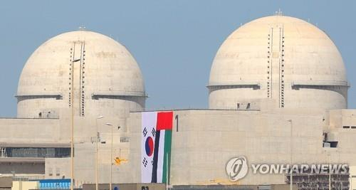 2018년 3월 26일 오후(현지시간) 건설완료가 된 아랍에미리트 바라카 원전의 전경. 오른쪽부터 1,2 호기로 이날 1호기 건설완료를 축하하는 행사가 열렸다. 연합뉴스