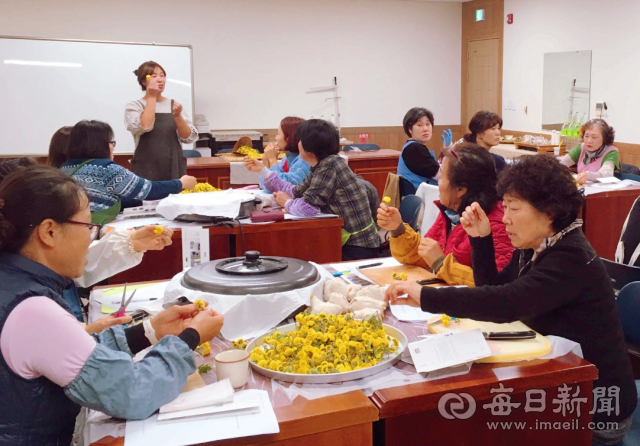영양군은 도시재생 뉴딜사업을 통해 행복한 마을 만들기에 나서고 있다. 사진은 주민들이 직접 도시재생 사업에 참여하는 주민공모사업 꽃차만들기 모습. 영양군 제공