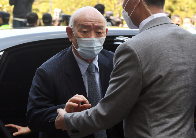 전두환 전 대통령이 27일 피고인으로 광주지방법원에 출석하고자 차에서 내리고 있다. 연합뉴스