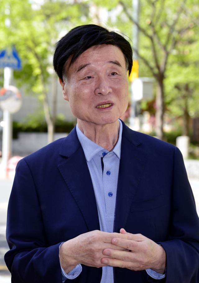 멀리서 자신이 근무했던 병원 건물을 바라보며 회상에 잠겨 있는 권영재 원장. 이채근 기자